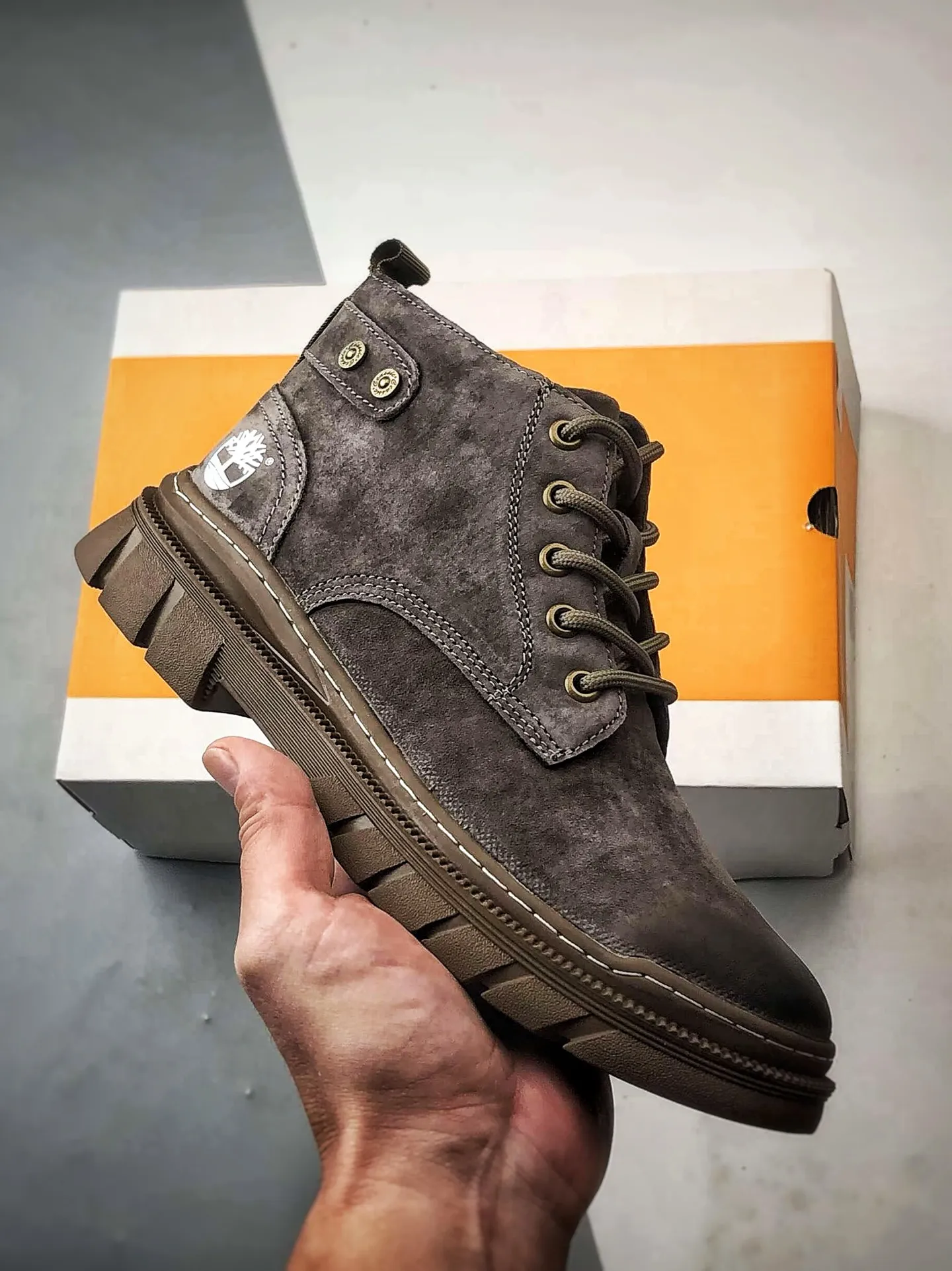 💰440 Timberland 25 autumn and winter must-have outdoor casual mid-cut rhubarb boots #Guangdong Dachang quality, original box and original packaging, fashionable and trendy matching. The fabric is made of Italian 🇮🇹 top-grade frosted fine-grained cowhide. Lightweight outsole. It is equipped with anti-odor and anti-corrosion genuine leather latex insoles. The outsole and hardware are all made from OEM raw materials. It is the same as the original Goodyear and will never be glued. Good products do not kill pigs. The quality of the first order is strictly controlled. Exclusively launched on the entire network. There is no doubt about the quality. The whole set is packaged in the same official website to give you the perfect wearing experience. The quality is exquisite and durable. A must-have for sportsmen. Specially designed to prevent handsomeness. High-quality and first-class foot feel. Special for cold protection and outdoor use this winter. Casual matching for daily use. Item No.: TB99248 Size: 39 40 41 42 43 44 (standard size)